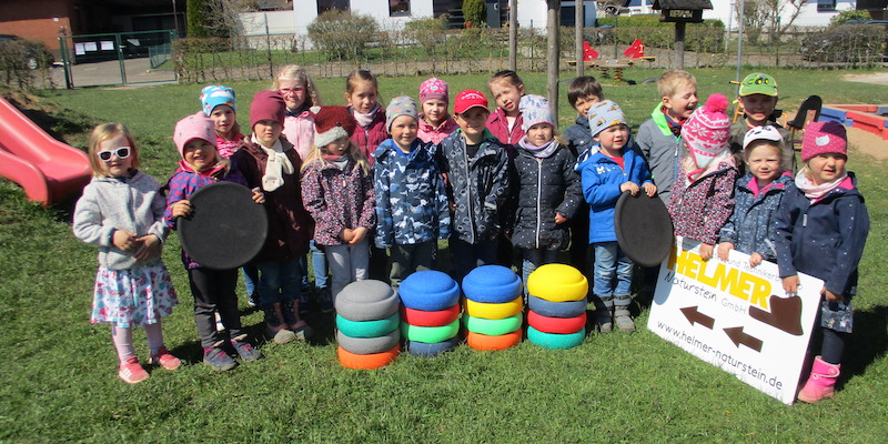 Helmer Naturstein GmbH spendet „Stapelsteine“ an den Kindergarten Deensen